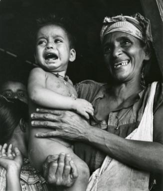 El Salvador [Woman with crying child]