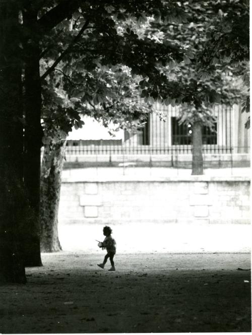 Child alone under a tree, Paris