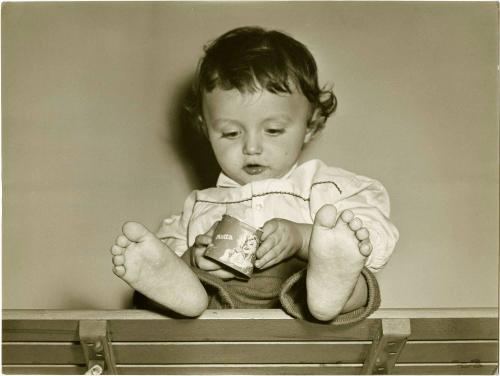 Child with Motta ice cream, Italy