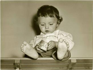 Child with Motta ice cream, Italy