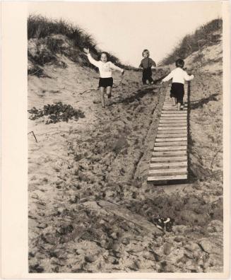 Young children running to the beach