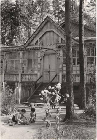 There are many dachas (country houses) near Moscow, mostly in the woods. You can buy one for about 30,000 rubles. The largest are used as children’s camps or have been divided up to house several families in the capital.